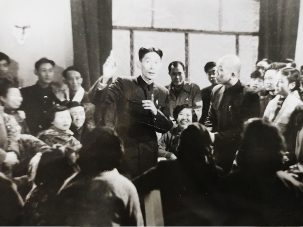 1957年，马三立与张庆森表演相声《开会迷》_副本.jpg