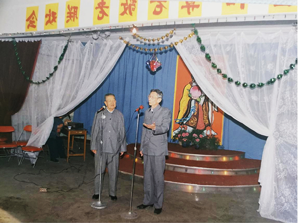 1988年9月9日，马三立为敬老院的老人们表演节目。_副本.jpg
